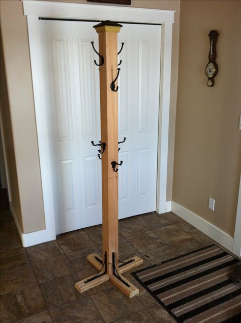 Coat tree.  1 4x4 post , 8 hooks , one fence topper. 4 shelve brackets, 1 2x4  24 inches. 2 2x4  10 inches Diy Hat Rack, Diy Coat Rack, Fence Toppers, Diy Coat, Rustic Coat Rack, Coat Tree, Standing Coat Rack, Wine Table, Diy Furniture Easy