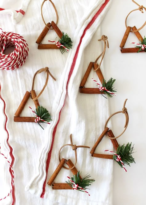 Christmas gift idea! get crafty with these cinnamon stick ornaments Cinnamon Sticks Ornaments, Diy Gifts For Christmas, Christmas Eyeshadow, Cinnamon Ornaments, Cheap Christmas Diy, Coworkers Christmas, Ornament Tags, Neutral Christmas Decor, Christmas Decor Inspiration