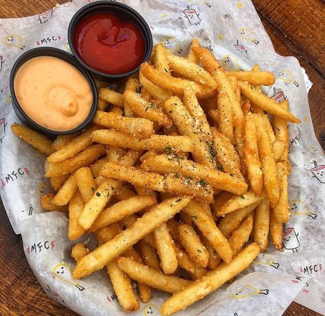 Parmesan Fries, Crispy Chips, Salty Foods, Food Therapy, Yummy Comfort Food, Nyc Food, Food Goals, Unhealthy Food, Food Obsession