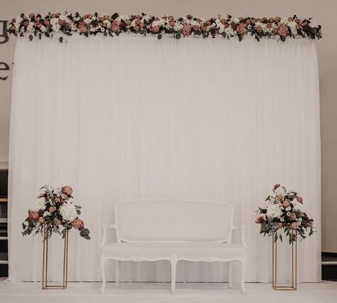 Mini Pelamin Tunang Simple Diy, Pelamin Tunang Minimalist, Pelamin Simple Diy, Pelamin Minimalist Rumah, Background Lamaran Simple, Engagement Pelamin, Dekor Pelaminan Simple, Simple Wedding Backdrop Indoor, Backdrop Lamaran Simple