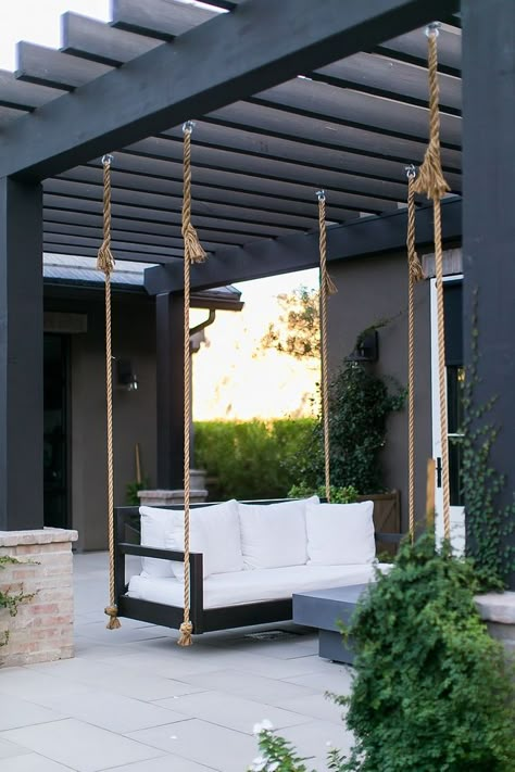 Black Pergola Backyard with a black and white color scheme Black Pergola Backyard #BlackPergola #Backyard Black Modern Pergola, Outside Shade Ideas, Contemporary Pergola Designs, Modern Pergola Ideas, Home Backyard Ideas, Outdoor Pergola Ideas, Black Backyard, Outside Lighting Ideas, Black And White Color Scheme