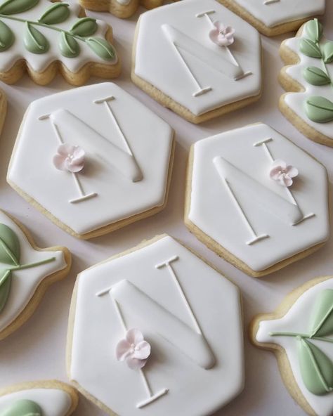 Bridal Shower Cookies Decorated Floral, Monogrammed Wedding Cookies, Cake Decorated With Fruit, Wedding Cookies Decorated, Wedding Shower Cookies, Engagement Cookies, Anniversary Cookies, Bridal Cookies, Sugar Cookie Cakes