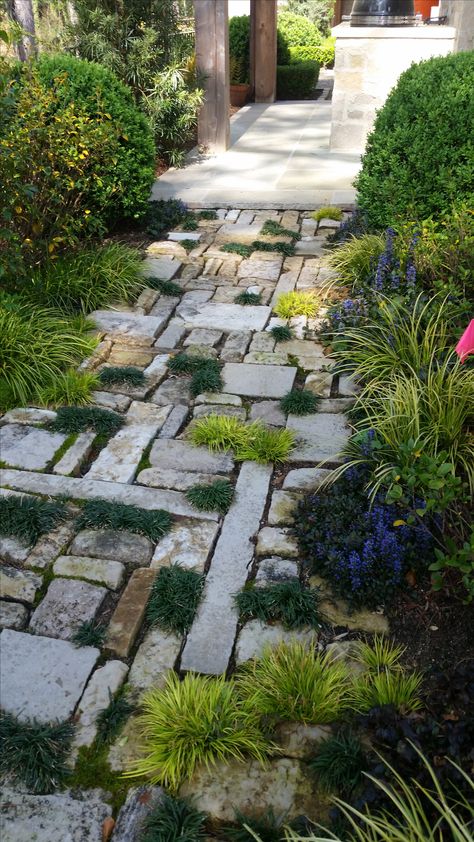 Cobble Stone Pathways, Cobbled Pathway, Paver Patterns Walkways, Cobblestone Backyard, Old World Landscaping, Garden Paving, Areas Verdes, Garden Stepping Stones, Recycled Garden