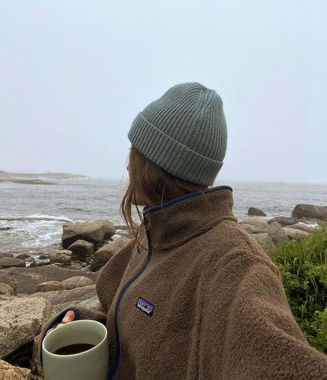 🌲⛰️ the cozier - the better ⛰️🌲 #eastcoast #novascotia #cozy | Instagram Outdoor Woman Aesthetic, Fall Beach Clothes, Outfits For Camping Winter, Autumn Outfits Aesthetic Cozy, Cold Beach Night Outfit, Autumn Outfits Outdoors, Outdoor Clothing Aesthetic, Hygge Summer Clothes, Hiking Outfit Autumn Women