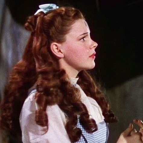 Judy Garland Dorothy, The Wizard Of Oz Dorothy, Dorothy Wizard Of Oz Aesthetic, Dorothy Gale Aesthetic, Dorothy Makeup Wizard Of Oz, Dorothy Aesthetic, Judy Garland Wizard Of Oz, Dorothy The Wizard Of Oz, Dorothy Oz