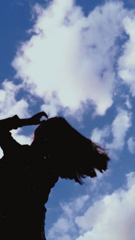 Poses With Clouds, Poses With Sky, Blue Girl Aesthetic, Silver Tablecloth, Blue Sky Photography, Girl Shadow, Flipagram Instagram, Nature Photoshoot, Cabinet Wall