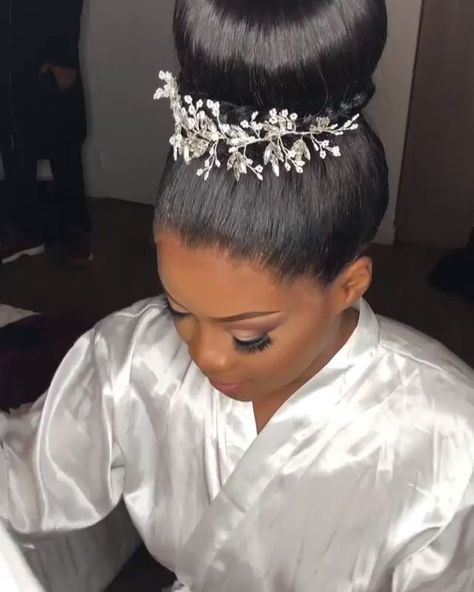 Nigerian Bridal Hairstyles, Sleek Hair Bun, High Bun Wedding Hairstyles, Natural Hair Updo Wedding, Wedding Reception Hairstyles, High Bun Wedding, Black Brides Hairstyles, Hair Design For Wedding, Brides Hairstyles