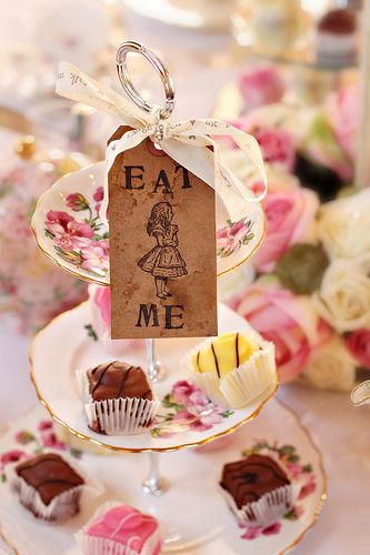 Alice In Wonderland "Eat me" tags - I like the idea of having one large tag that is simply attached to the cake stand rather than having many small tags! Alice In Wonderland Gifts, Alice In Wonderland Tea Party Birthday, Alice Tea Party, Alice In Wonderland Wedding, Mad Hatter Party, Alice In Wonderland Birthday, Alice In Wonderland Tea Party, Vintage Tea Party, Eat Me