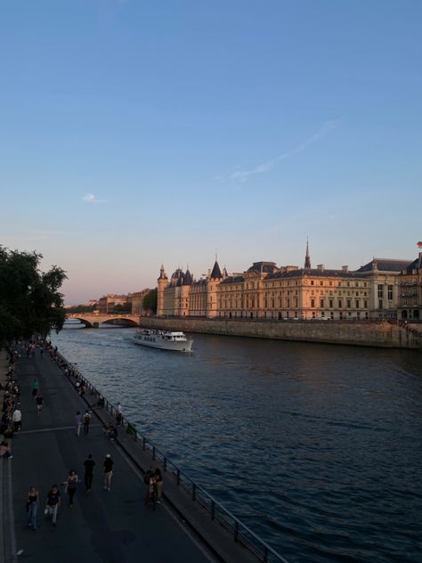 Paris, France, sienne river, sienne river aesthetic, Europe trip, boat in sienne river, girls trip Paris River Cruise, River Aesthetic, River Restaurant, Aesthetic Europe, Mural Inspiration, Paris Rooftops, France Outfits, Parisian Vibes, Senior Trip