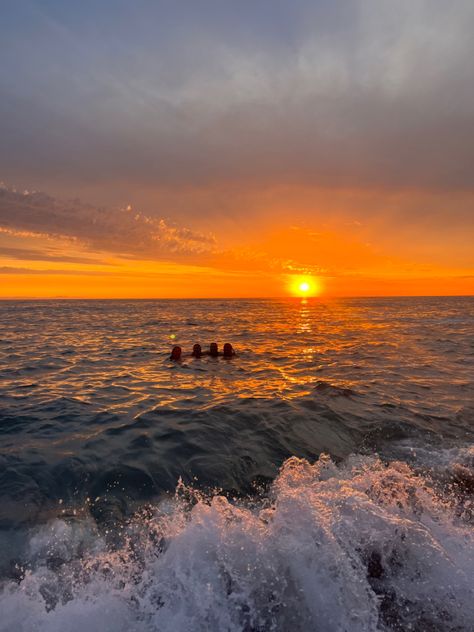 sunset swim July Asthetic Picture, Sunset Swim Pictures, People Swimming In The Ocean, Emi Core, Swimming At Sunset, Preppy Sunset, Beach Nostalgia, Sunset Swimming, Late Sunset