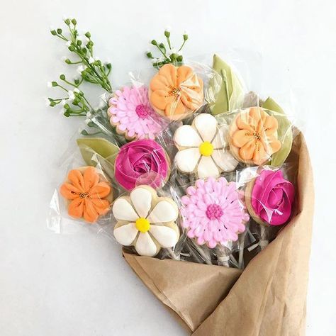 Flower Cookies Bouquet, Flower Sugar Cookies, Cookie Bouquet, Spring Cookies, Summer Cookies, Sugar Cookie Designs, So Proud Of You, Fancy Cookies, Cookie Inspiration