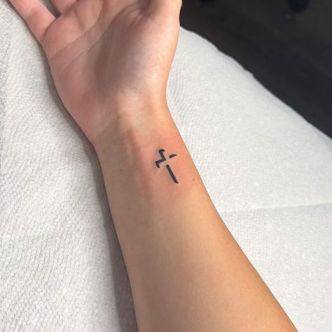 Small Hand Tattoos For Guys Ideas, Dainty Cross Tattoo, Little Cross Tattoos, Cross Tattoo Ideas, Cross Tattoo On Hand, Unique Cross Tattoos, Cross Tattoo On Wrist, Small Cross Tattoos, Simple Cross Tattoo