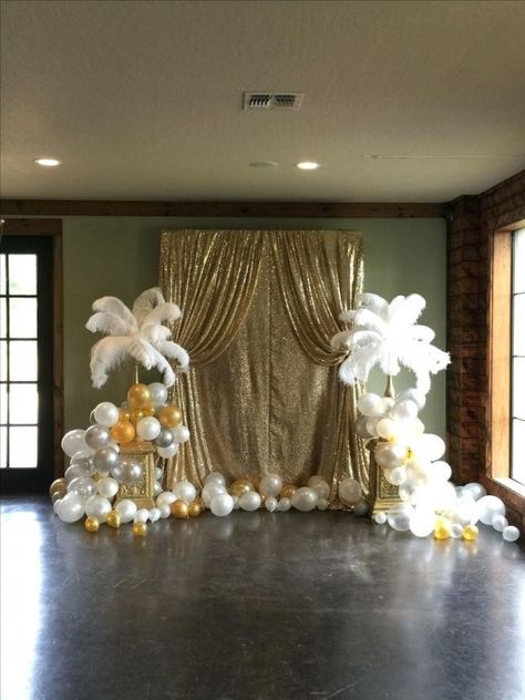 Diy Masquerade Decorations, Gatsby Masquerade, Masquerade Ball Decorations, New Year's Eve Party Themes, Mafia Party, Masquerade Decorations, Gatsby Birthday Party, New Years Eve Party Ideas Decorations, Gatsby Party Decorations