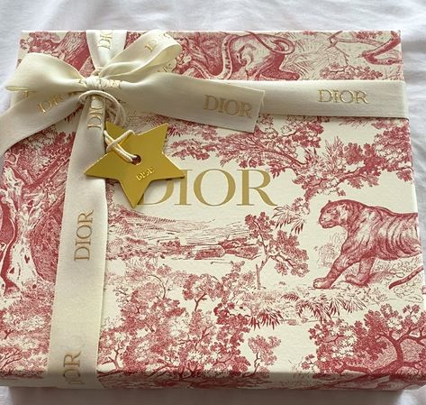 Girly Packaging, Cny 2025, Dior Gift, Chocolate Boutique, Harrods Christmas, Luxury Hampers, Luxury Packaging Design, Christmas Luxury, Gift Wrapping Inspiration