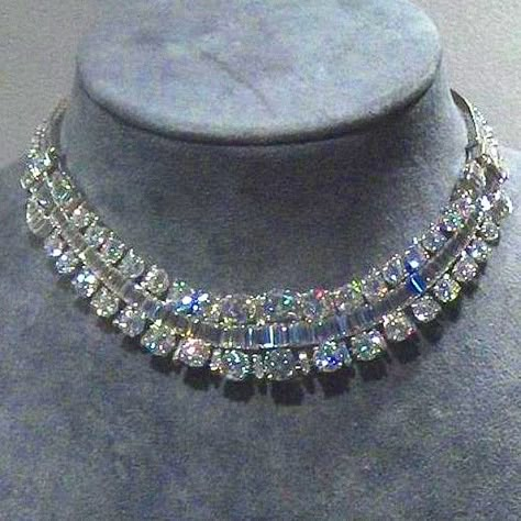 Van Cleef & Arpels diamond necklace, given by the Belgian Congo to Grand Duchess Josephine Charlotte when she married. Van Cleef Arpels Diamond, Tiara Necklace, Belgian Congo, Bijoux Art Nouveau, Champagne Taste, Expensive Jewelry Luxury, Jewellery Indian, Diamond Tiara, Royal Jewels