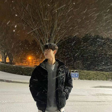 Snow Outfit Men, Snow In Korea, Bae Hyun Sung, Korean Winter Outfits, Korea Winter, Winter Outfits Snow, Snow Photoshoot, Trendy Boy Outfits, Instagram Men