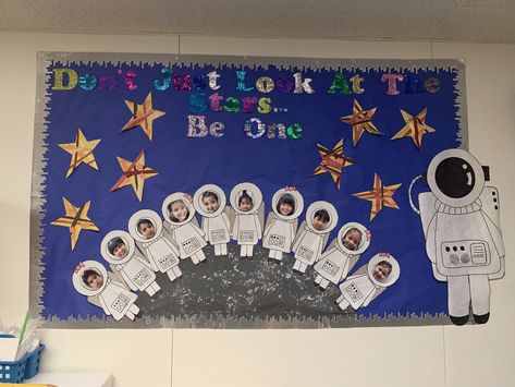 Space Display Board Eyfs, Astronaut Classroom Door, Bulletin Board Space Theme, Moon Classroom Decor, Space Themed Classroom Bulletin Boards, Moon Bulletin Board Ideas, Space Bulletin Board Ideas Preschool, Outer Space Bulletin Board Ideas, Galaxy Classroom Theme