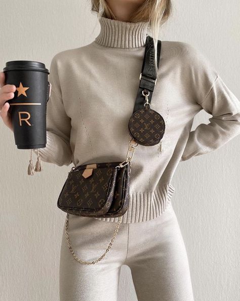 Brixley Bags Outfit, Mini Crossbody Bag Outfit, Luis Vuitton Outfits, Lv Crossbody Bag, Louis Vuitton Bag Outfit, Vuitton Outfit, Crossbody Bag Outfit, Louis Vuitton Multi Pochette, Louis Vuitton Crossbody Bag