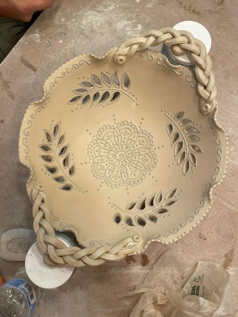 Ceramics Sculpture Ideas, Pottery Decorating Ideas, Ceramic Ideas Pottery, Pottery Molds, Coil Pottery, Painted Ceramic Plates, Beginner Pottery, Pottery Platter, Pottery Handbuilding