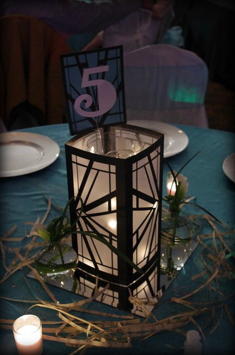 20s Theme, White Wedding Centerpieces, Vintage Wedding Centerpieces, Art Deco Party, Great Gatsby Theme, Gatsby Theme, Great Gatsby Party, Table Setting Decor, Art Deco Table