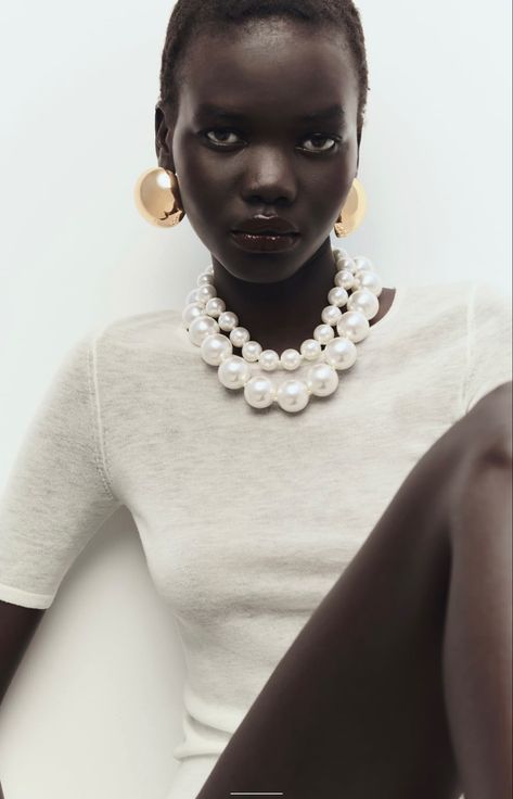 Outfit With Pearls, Big Pearl Necklace, Big Pearl, Pearls Necklace, Classy Jewelry, Ball Necklace, Stacked Jewelry, Young Fashion, Jewelry Photography