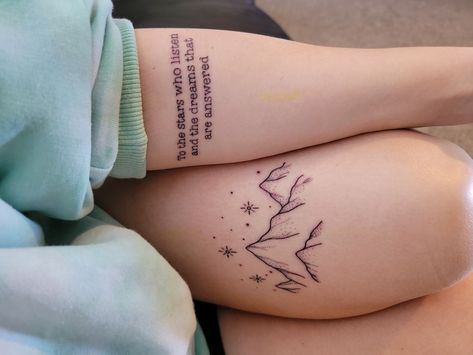 Velaris Mountain range Velaris Tattoo Knee, To The Stars That Listen And The Dreams, To The People Who Look At The Stars, High Lady Of The Night Court Tattoo, Tree Star Tattoo Land Before Time, Acotar Velaris Tattoo, To The Stars That Listen Tattoo, Feyres Tattoo Back, Rhysand Tattoo Knee