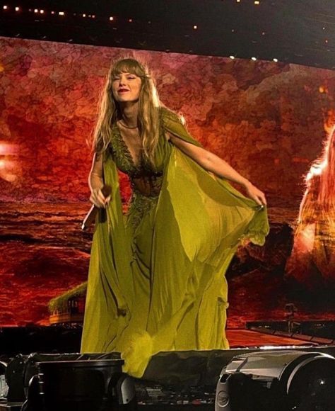 Eras Tour Folklore, Taylor Swift Fotos, Swift Tour, Taylor Swift The Eras Tour, All About Taylor Swift, Swift Photo, Taylor Swift Funny, Taylor Swift Album, Taylor Swift Wallpaper