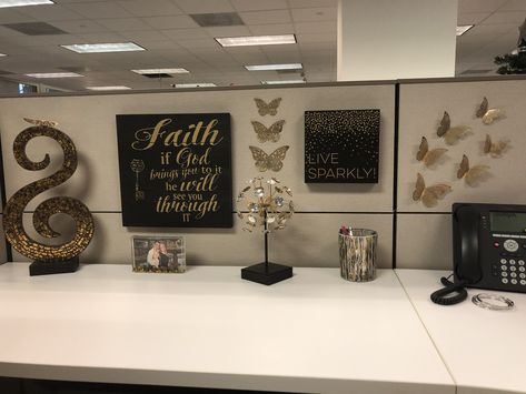 Cubicle decoration, girly and elegant! black and gold Black Gold Green Office Decor, Shared Cubicle Decor, Office Desk Decor For Work Cubicle Cozy, Black And Gold Cubicle Decor, Boho Cubicle Decor Work Spaces, Office Cubicle Decorating Ideas Work, Office Cube Decorating Ideas, Black And Gold Office Decor, Office Desk Decor For Work Cubicle Women