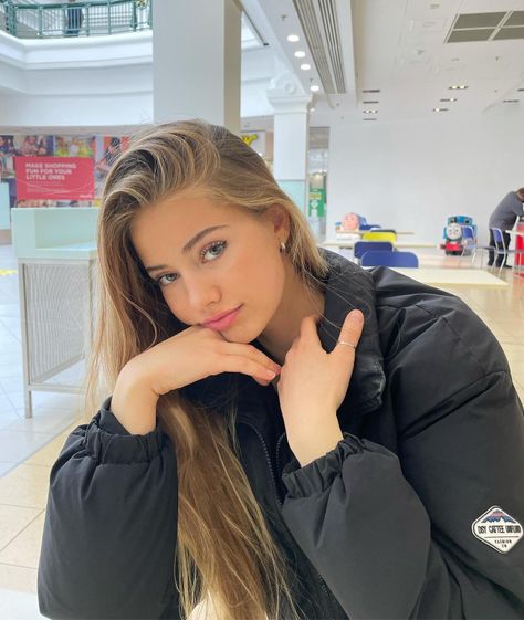 Hi 👋👋 support Tati to reach 1,000,000 million followers on TikTok & IG, Tati deserve more & more, please support Tati 🤗🌟🎉💫

@tatianakaer Sunkissed Makeup, Blue Eye Color, Tiktok Star, Blonde Women, Fashion Tv, Blonde Color, Blonde Girl, Female Portrait, Net Worth