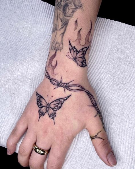 Butterfly Thigh Tattoo, Tato Minimal, Thigh Tattoo Designs, Unique Butterfly Tattoos, Grunge Tattoo, Small Butterfly Tattoo, Pretty Hand Tattoos, Small Pretty Tattoos, Petite Tattoos