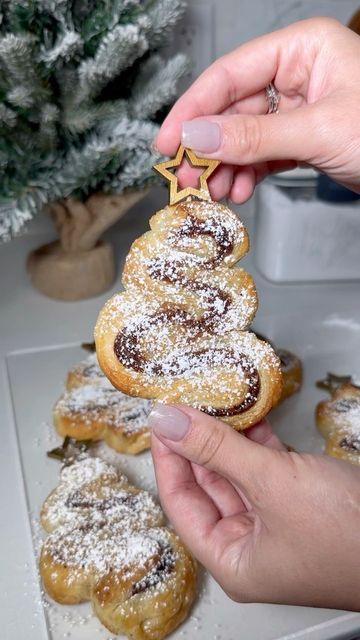 Nutella Christmas Tree, Nutella Christmas, Christmas Tree Desserts, Christmas Pastries, Puff Pastry Desserts, Nutella Recipes, Christmas Treat, Christmas Brunch, Puff Pastry Recipes