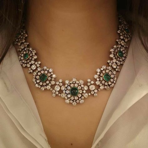 Diamond Wedding Necklace Set, Jewelry Patterns Diamond, Emerald Jewelry Necklace Indian, Victorian Gold Necklace, Emerald Sets Jewellery, Diamond And Emerald Necklace, Emerald Necklace Indian Gold Jewellery, Victorian Diamond Jewellery, Victorian Necklace Indian