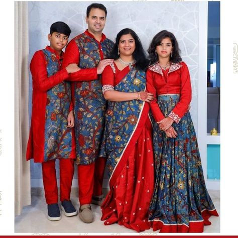 Kalamkari Couple Outfits, Kalamkari Family Outfits, Haldi Family Outfits, Family Combo Dress Indian For Birthday, Family Outfits Indian, Family Twinning Outfits Indian, Family Dress Combination Indian, Family Matching Outfits Indian Wedding, Family Combo Dress Indian