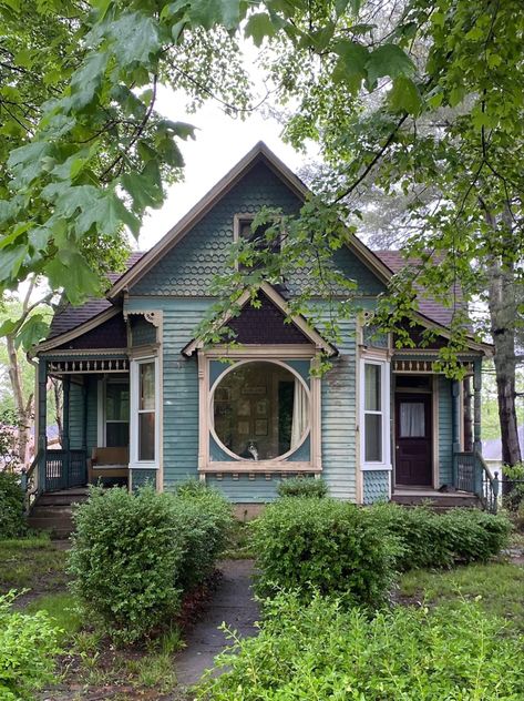 Small Colorful House Exterior, Whimsigoth House Exterior, Vintage House Outside, Cute Small Homes, Small Vintage House, Witch Cottage Exterior, Old Small House, Hipstoric Home, Kitchen Tiny House