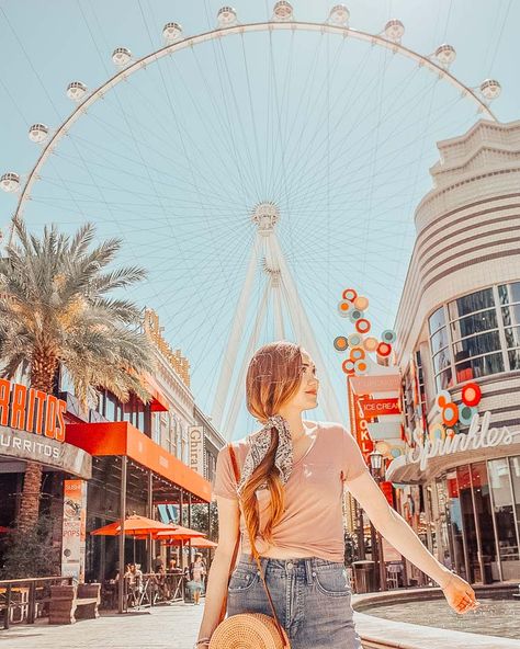 Girl standing at the LINQ Hotel and casino strip in front of the High Roller ferris wheel in Las Vegas, Nevada. Vegas Ferris Wheel, Las Vegas Ferris Wheel, Park Poses, High Roller Las Vegas, Las Vegas On A Budget, Vegas Pics, Vegas On A Budget, Vegas Photoshoot, Vegas Itinerary