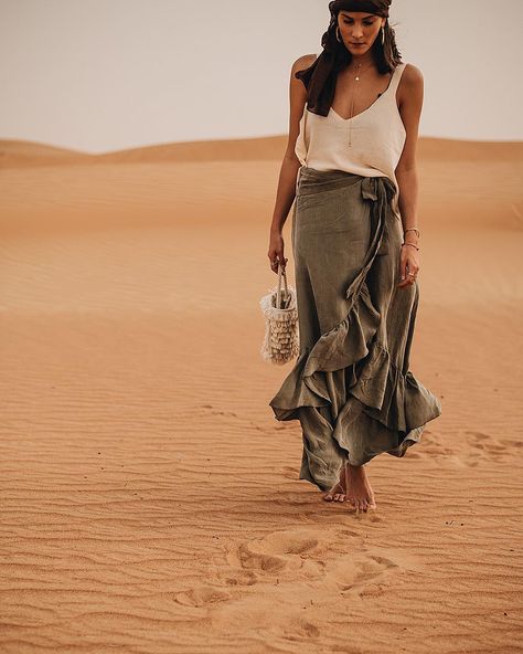 Desert Outfit Ideas, Moroccan Outfit, Egypt Outfits, Desert Photoshoot Ideas, Outfit Herren, Desert Outfit, Boho Photoshoot, Safari Outfit, Desert Photoshoot