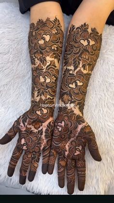 Indian Mehndi Design, Mehndi Practice, Pakistani Henna Designs, Henna Crown, Bridal Henna Design, Elegant Henna, Crown Tattoos, Rajasthani Mehndi, Rajasthani Mehndi Designs