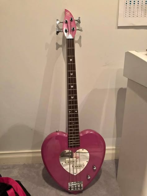 Heart Bass Guitar, Electric Guitar Decor, Cute Bass Guitar, Pretty Bass Guitars, Pretty Electric Guitar, Cool Guitars Electric, Guitar Decor Ideas, Cute Guitars, Daisy Rock Guitar