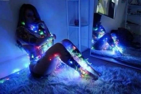 All Black Photo Shoot Ideas, Christmas Boudiour Ideas With Lights, Only Fan Pics Ideas, Christmas Boudiour Photoshoot, Bourdier Photoshoot Ideas, Xmas Photoshoot Ideas, Plus Size Photo Shoot Ideas, Spicy Pose Ideas, Christmas Lights Photoshoot