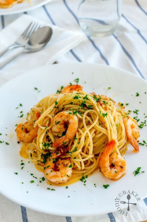 Spaghetti Aglio e Olio with Prawns/Shrimps Pasta Aglio E Olio Shrimp, Prawn Aglio Olio Recipe, Spaghetti Seafood Recipes, Spaghetti With Prawns, Shrimp Aglio Olio Recipe, Spagetti Aioli Olio, Spaghetti Aioli, Seafood Aglio Olio, Spaghetti Aglio Olio Recipe