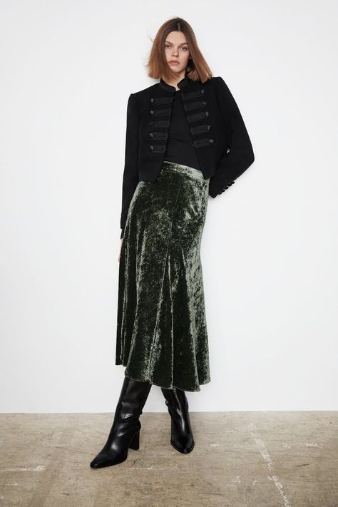 Zara Velvet Skirt Velvet Skirt Outfit, Zara Midi Skirt, Velvet Rope, Velvet Midi Skirt, Crushed Velvet Fabric, Printed Short Dresses, Winter Skirt Outfit, Rock Outfit, Winter Skirt