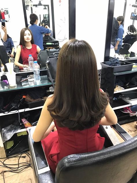 Mid Length Haircut Indian, U Shaped Haircut With Layers Medium, U Cut Hairstyle Medium, Haircut For Medium Length Hair Indian, Ponytail And Bangs, U Cut Hairstyle, Indian Hair Cuts, Easy Bun Hairstyles For Long Hair, Feather Cut