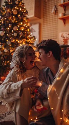 Cozy Couple Christmas Picture, Christmas Cabin Photoshoot, Christmas Photoshoot Ideas For Couples, Couple Christmas Photoshoot, Christmas Couple Photoshoot, Cuddle Pictures, Couple Photo Shoot Ideas, Art Inspiration Creative, Christmas Mini Shoot