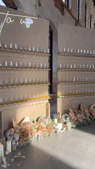 How To Build A Champagne Wall, Champagne Wall Wedding, Champagne Walls, Neutral Glam, Champagne Wall, Flower Backdrop Wedding, Spanish Wedding, Social Event, Wedding 2025