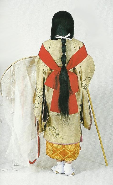 Court lady of the Kamakura Period (1185-1333) , Japan. Scan from book “The History of Women’s Costume in Japan.”  Scanned by Lumikettu of Flickr.  Japanese costume many centuries ago…recreation accomplished in Kyoto during the 1930’s Kamakura Period, Japanese Traditional Clothing, Japanese Costume, Kamakura, Princesa Diana, Japanese Outfits, Traditional Fashion, Historical Costume, Pompadour