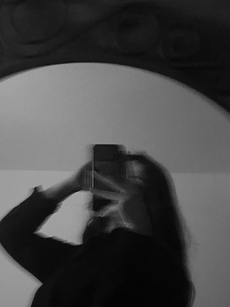 Girls Mirror Dp, Girls Dp Black And White, Girl Mirror Sefile Aesthetic, Girl Mirror Sefile, Photo Walls Bedroom, Instagram Profile Pic, Girl Hide Face Dp Mirror, Dark Nature Aesthetic, Insta Profile Pic