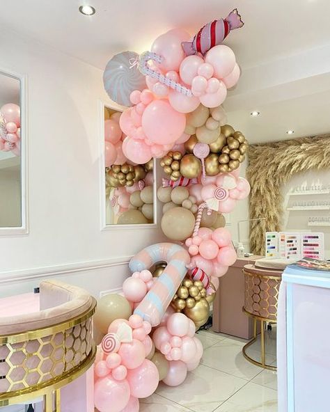 Pink Christmas Balloons, Pink Christmas Balloon Garland, Ballon Business, Balloon Styling, Winter Wonderland Birthday Party, Moon Balloon, Candy Balloons, Girl Graduation, Winter Wonderland Birthday