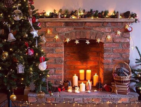 Amazing Christmas Fireplace Mantel Decoration Ideas to Try This Year – HomeCrux Holiday Photography Backdrops, Christmas Fireplace Mantels, Christmas Tree And Fireplace, Christmas Backdrops For Photography, Photo Backdrop Christmas, Christmas Photography Backdrops, Decor Fireplace, Retro Christmas Tree, Christmas Fireplace Decor