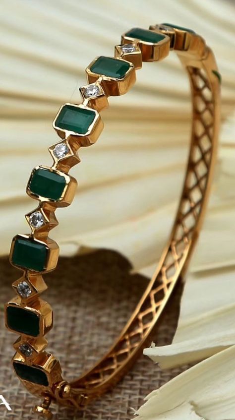 Diamond Bangles Indian, Emerald Bangles, Kada Bangles, Temple Jewellery Earrings, Wedding Jewelry Sets Bridal Jewellery, Antique Gold Earrings, Neck Pieces Jewelry, Diamond Bangles, Diamond Jewelry Set