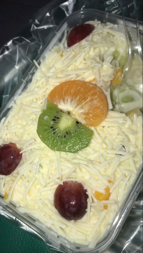 Salad buah yumi Fruit Kabobs Kids, Makanan Aesthetic, Es Campur, Aesthetic Emoji, Food Drink Photography, Dessert Salads, Food Goals, Snap Food, Indonesian Food